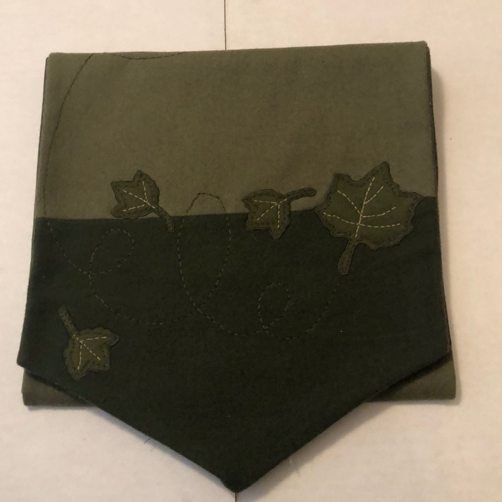 Green Leaf Table Runner